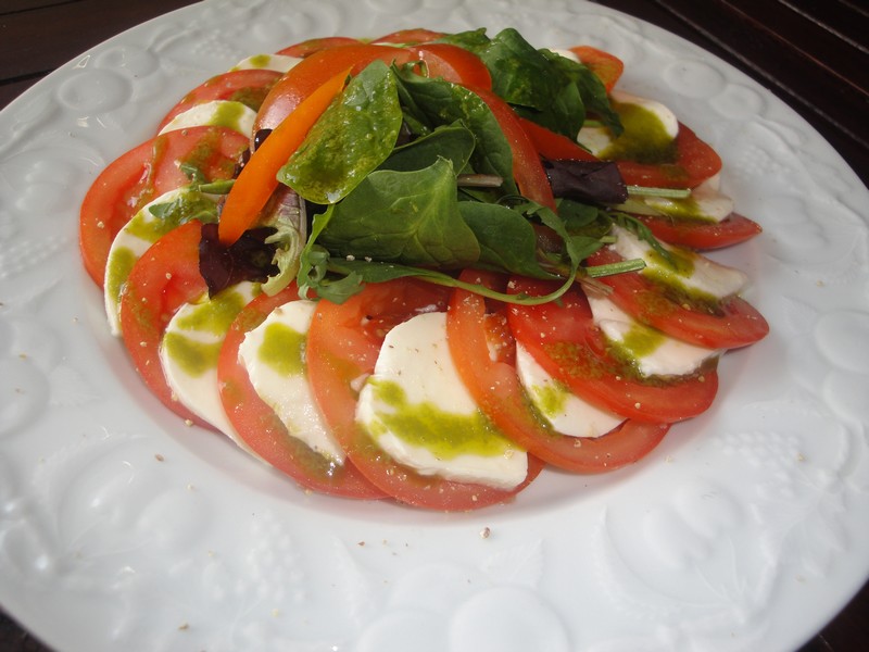 Salade de tomates mozzarella et pistou - show-devant.fr