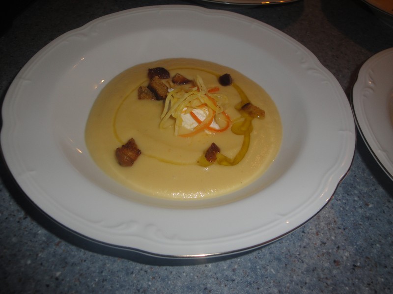 Crème de cèleri à l'huile de noix - show-devant.fr