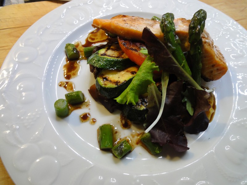 truite grillé et légumes griller et asperges vertes