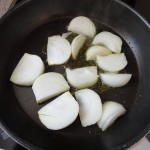 Poêlé de crevettes aux oignons et à la tomate