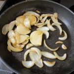 Poêlé de crevettes aux oignons et à la tomate