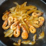 Poêlé de crevettes aux oignons et à la tomate