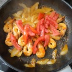Poêlé de crevettes aux oignons et à la tomate